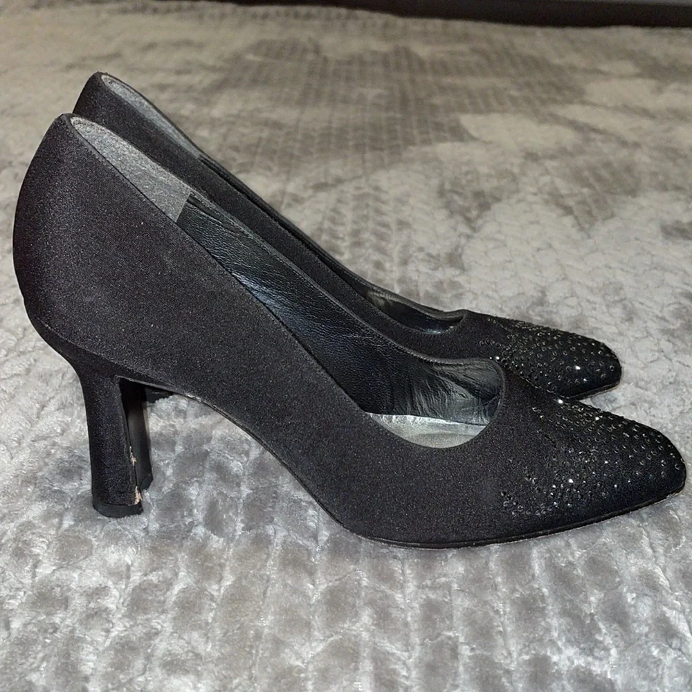 STUART WEITZMAN Black Satin Rhinestone Accents Heels Pumps‎ Sz 6.5.